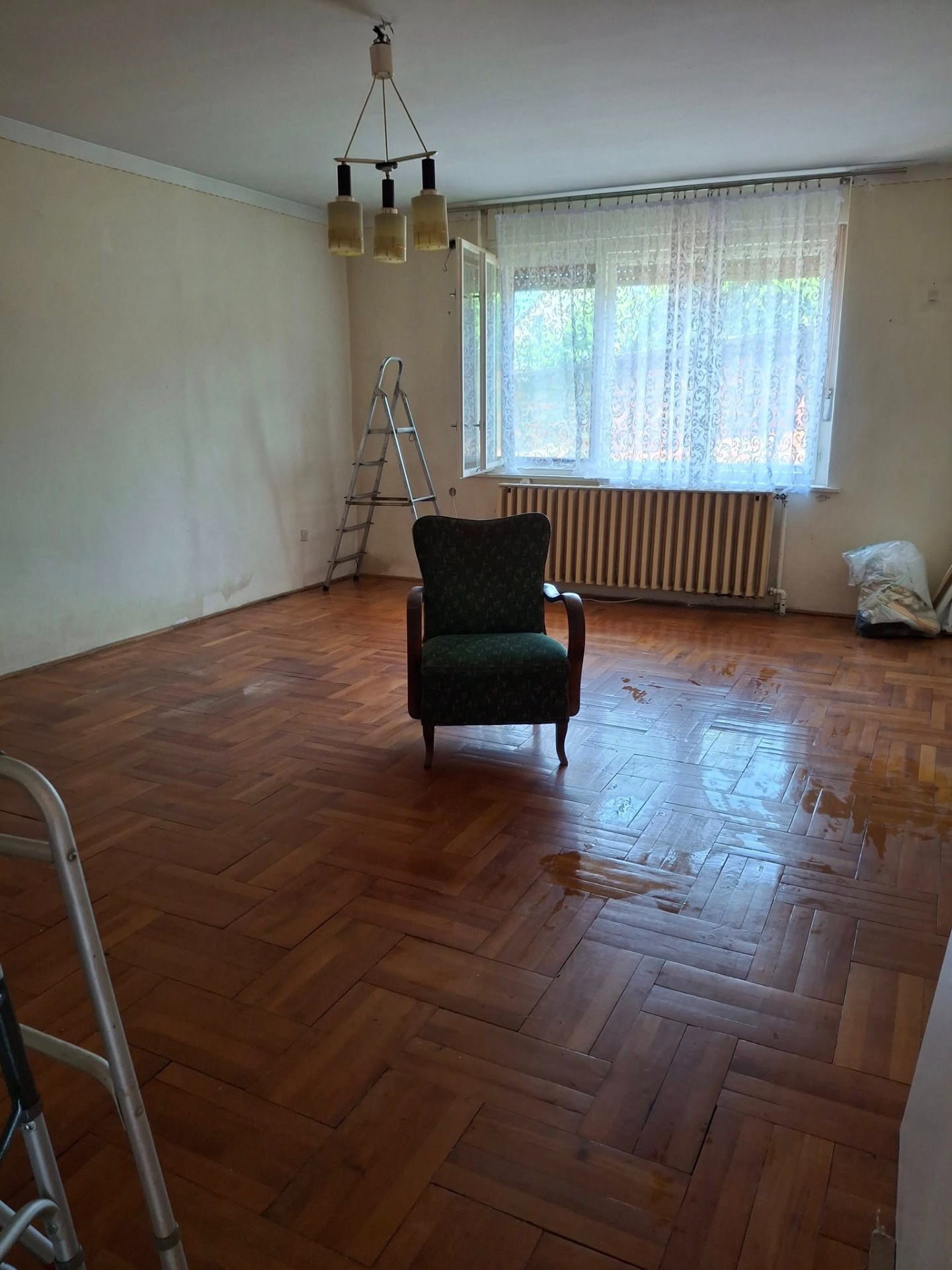 Itt egy 8 fős csoportszoba kap helyet! 